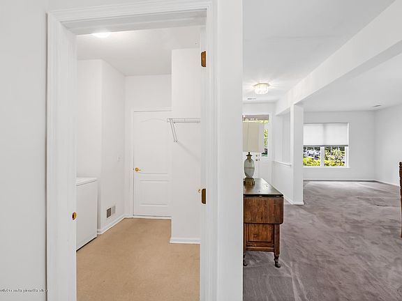 3rd image of 6 Goldensprings Dr