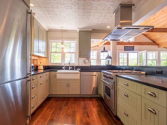 5th image of 40 Fresh Pond Ln