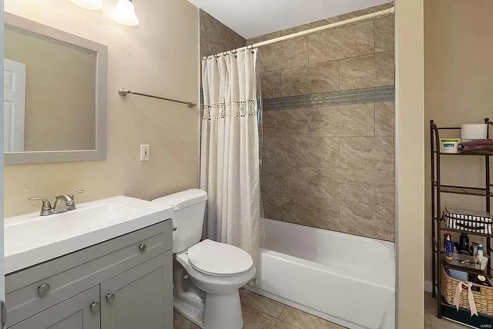 3 bed, 1300 sqft, $2,400 — Photo 4