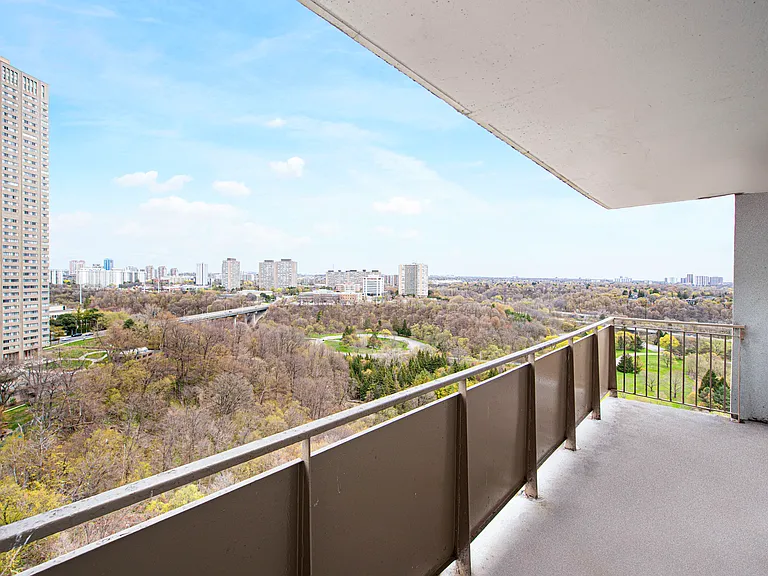 79 Thorncliffe Park Dr — Photo 11