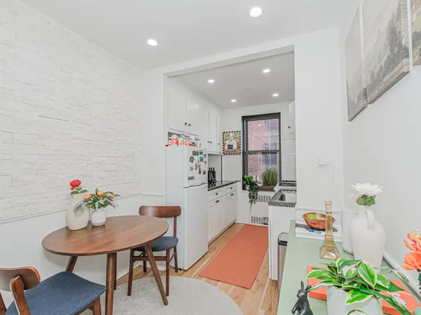 2140 Knapp Street image 11 of 21