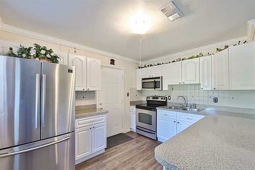 4th image of 7521 N Clark Ave