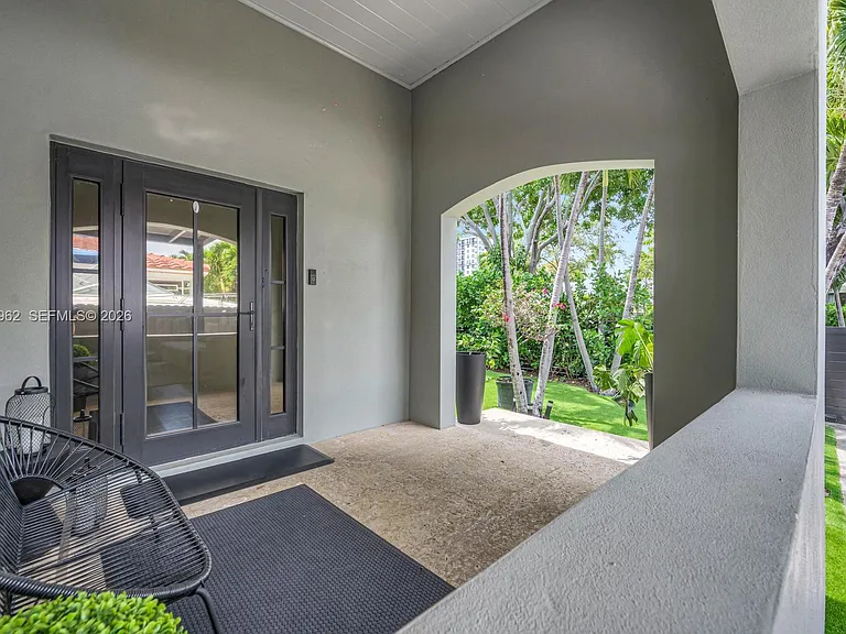 1852 SW 10th St — Photo 3
