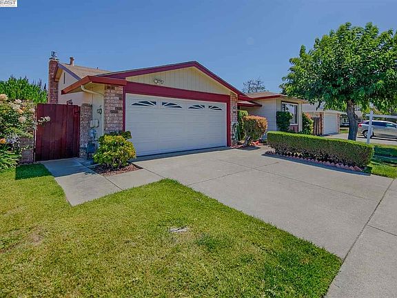 3rd image of 33882 Whitehead Ln