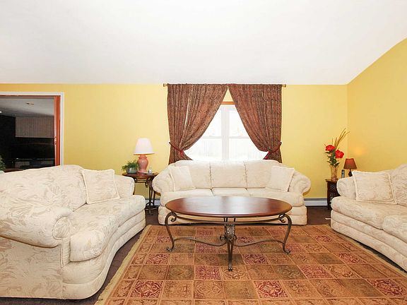 4th image of 19 College Hills Dr