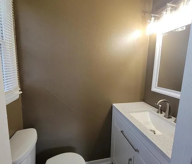 10504 Corrington Ave — Photo 11