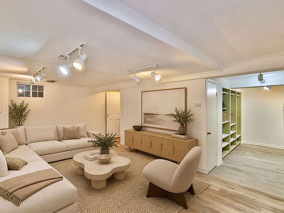 5th image of 608 Cloverfield Pl
