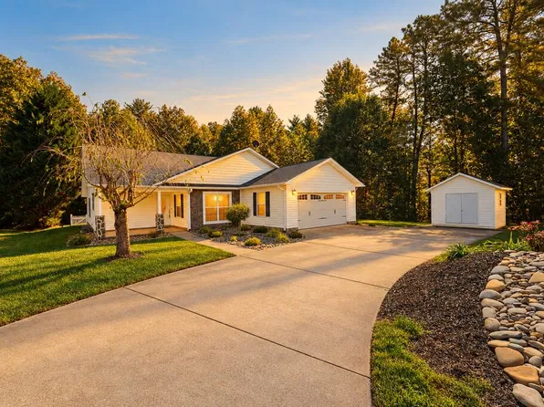 32 Coventry Cir E, Franklin, NC 28734