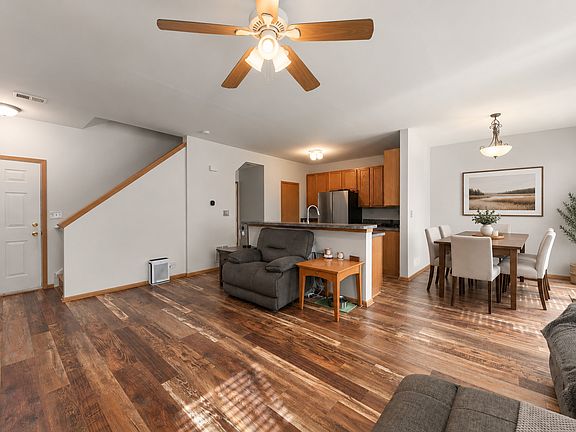 3rd image of 570 Springbrook Trl N
