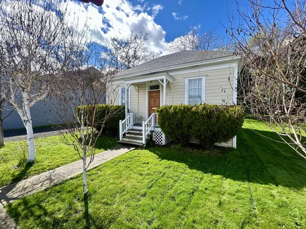 514 E 4th St, The Dalles, OR 97058