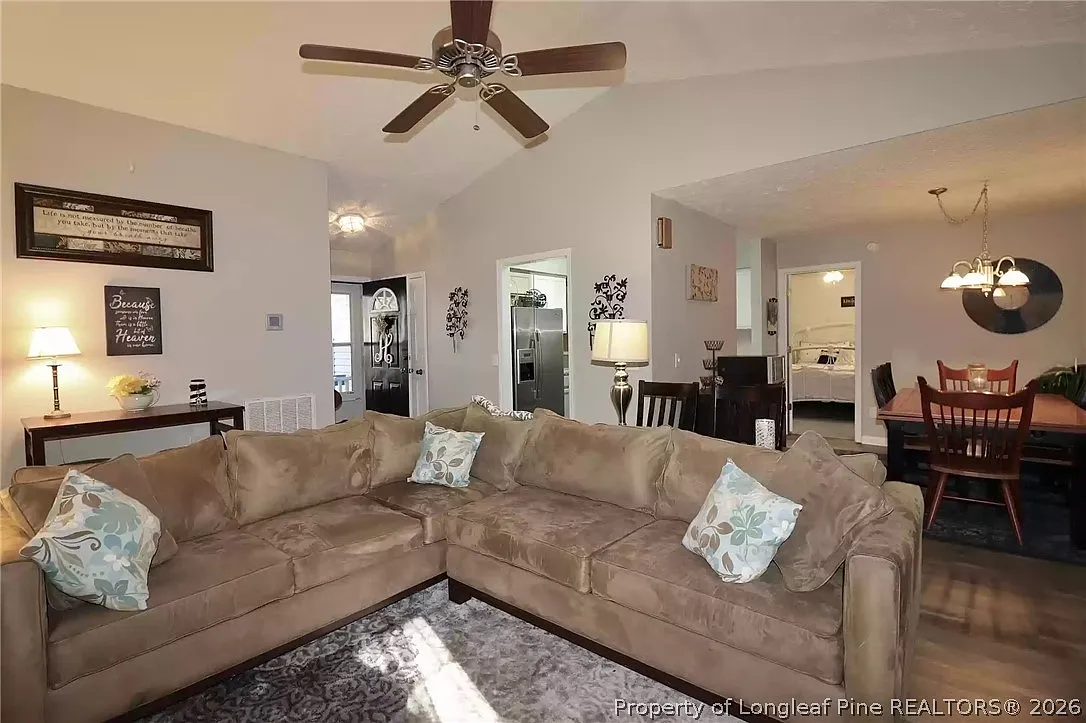 3 bed, 2.0 bath, 1465 sqft, $2,000 — Photo 4