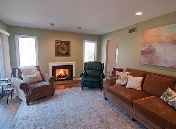 4th image of 25 Glenwood Ln