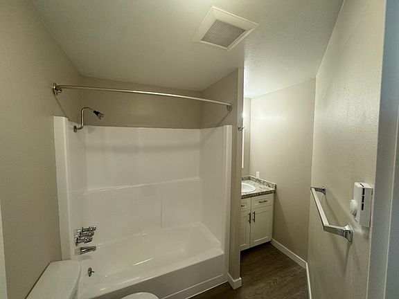 5th image of 2620 Alderwood Ave