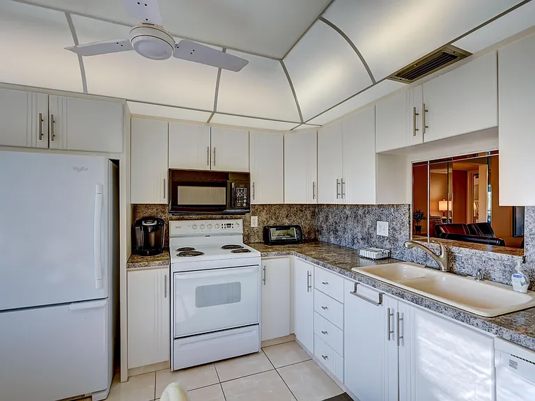 2304 Lucaya Ln #L4 — Photo 3