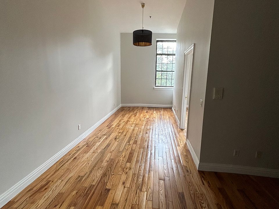 view of the sunny living room when you enter the apartment !