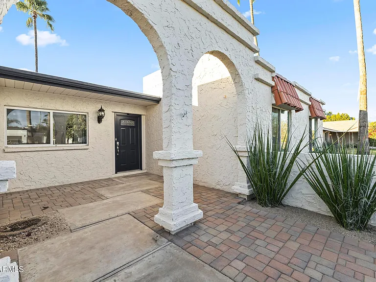 5245 E Acoma Dr — Photo 4