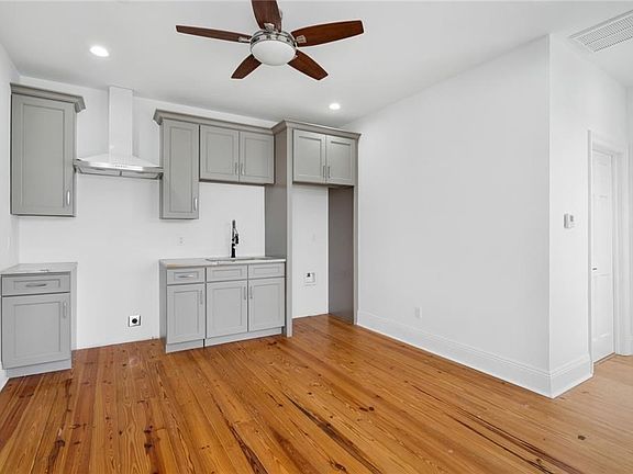 4th image of 2232 Cadiz St