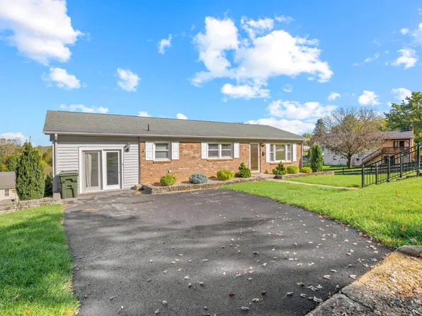 698 Alextine Dr, Staunton, VA 24401