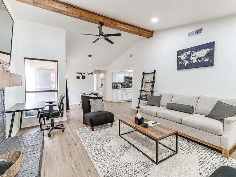 2912 Pegasus Dr — Photo 4