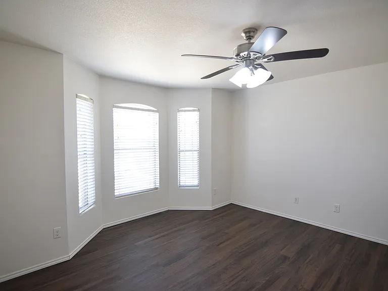 300 Curtis Dr — Photo 14
