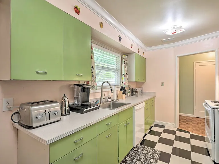Gladstone Dr — Photo 9