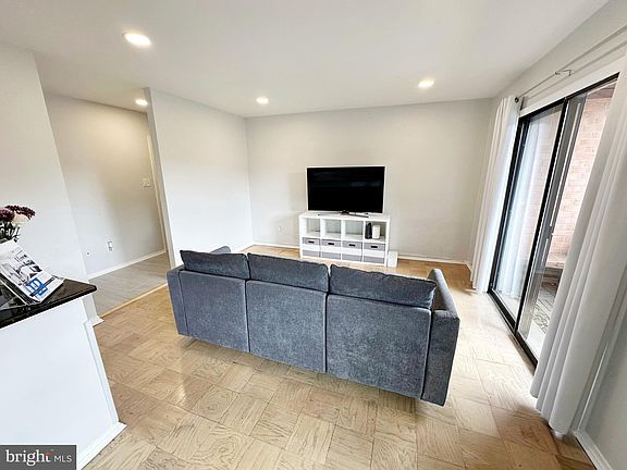 5th image of 1509 S George Mason Dr APT 22