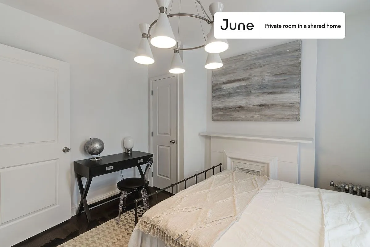 Queen bedroom in 4 bed/1 bath home in Prospect Heights #170 C — Photo 3