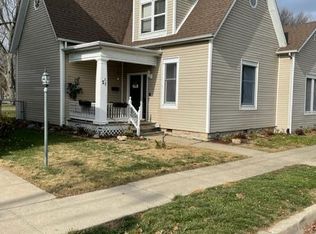21 N Main St, Trenton, IL