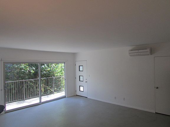 Living Room / Balcony
