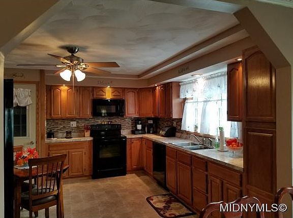 3rd image of 32 Henderson St