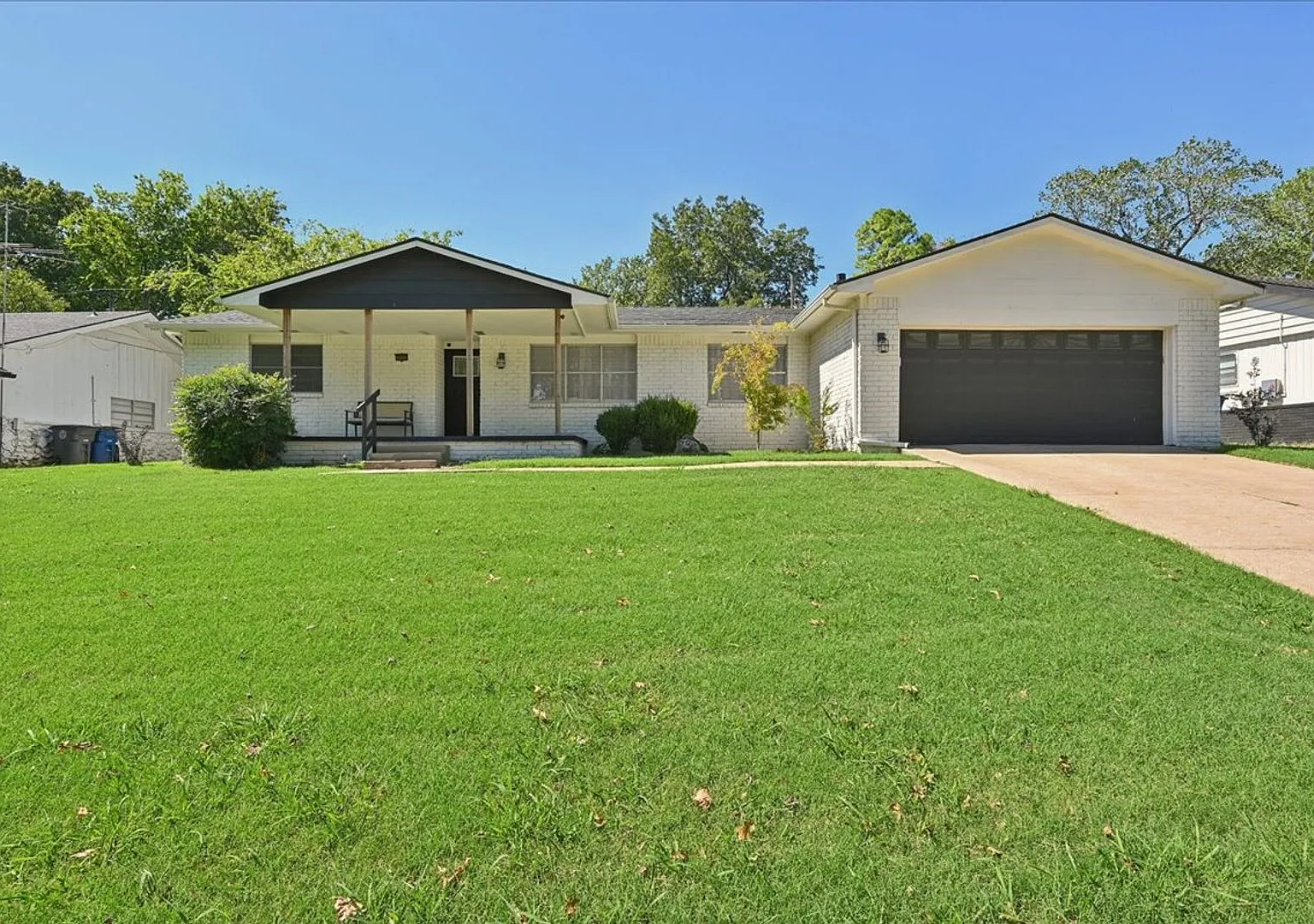 Amazing sleek modern updated home that is move in ready. — Photo 3