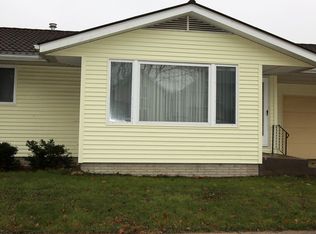 105 E Howard St, Manchester, IA 52057