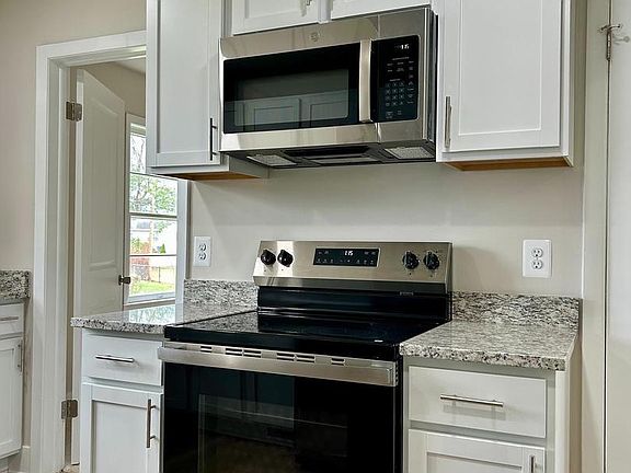 3rd image of 17911 Oak Ridge Dr
