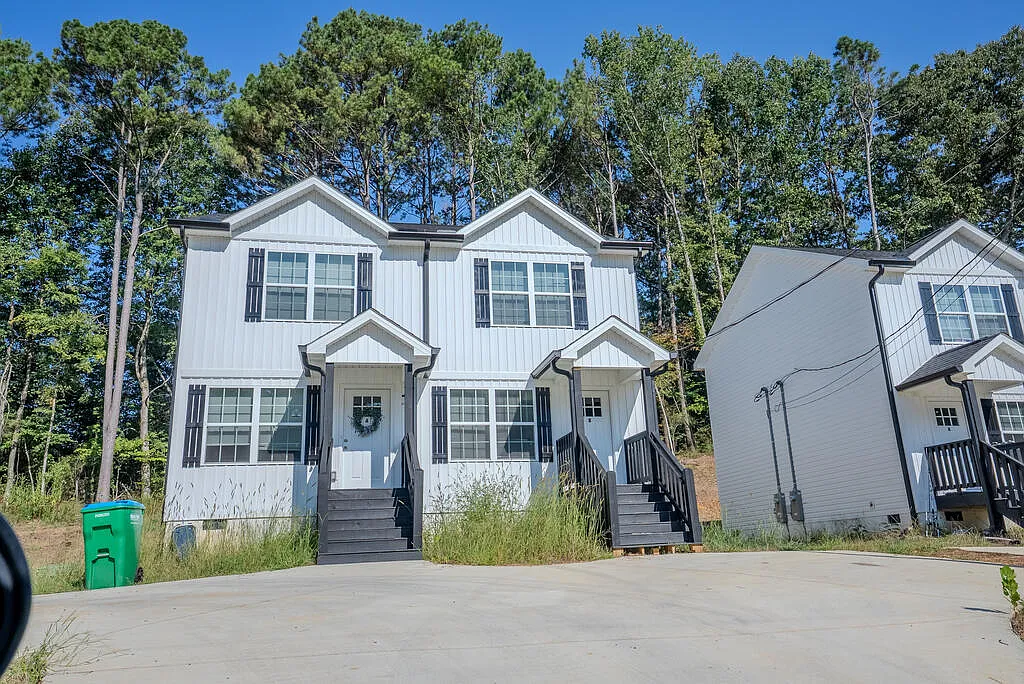 4 bed, 4.0 bath, 900 sqft, $1,300 — Photo 1