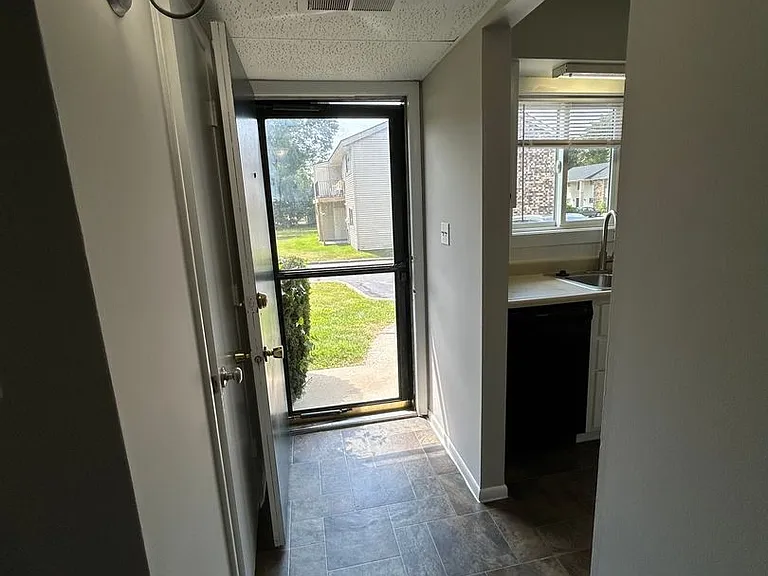 Fairview Court Apartments — Photo 31