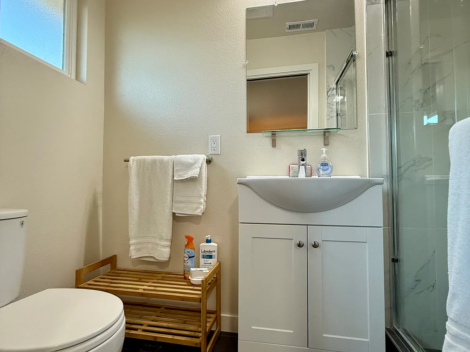 4 bed, 1300 sqft, $2,200 — Photo 2