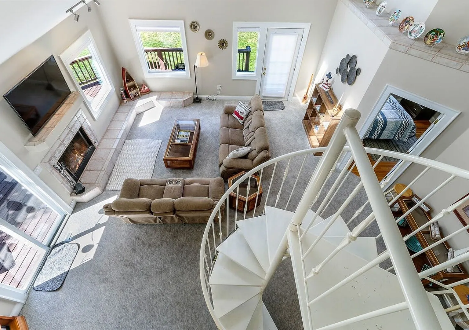 Lake Como Cozy Furnished Loft Available for Monthly & Mid-Term Rentals — Photo 2