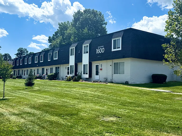 Windsor Forest Townhomes — Photo 2