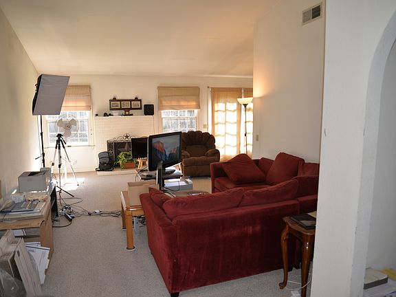 4th image of 2000 Pebblewood Dr