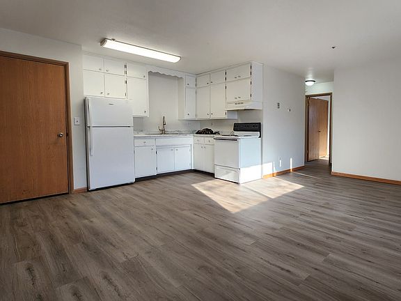 3rd image of 915 7th Ave N #2