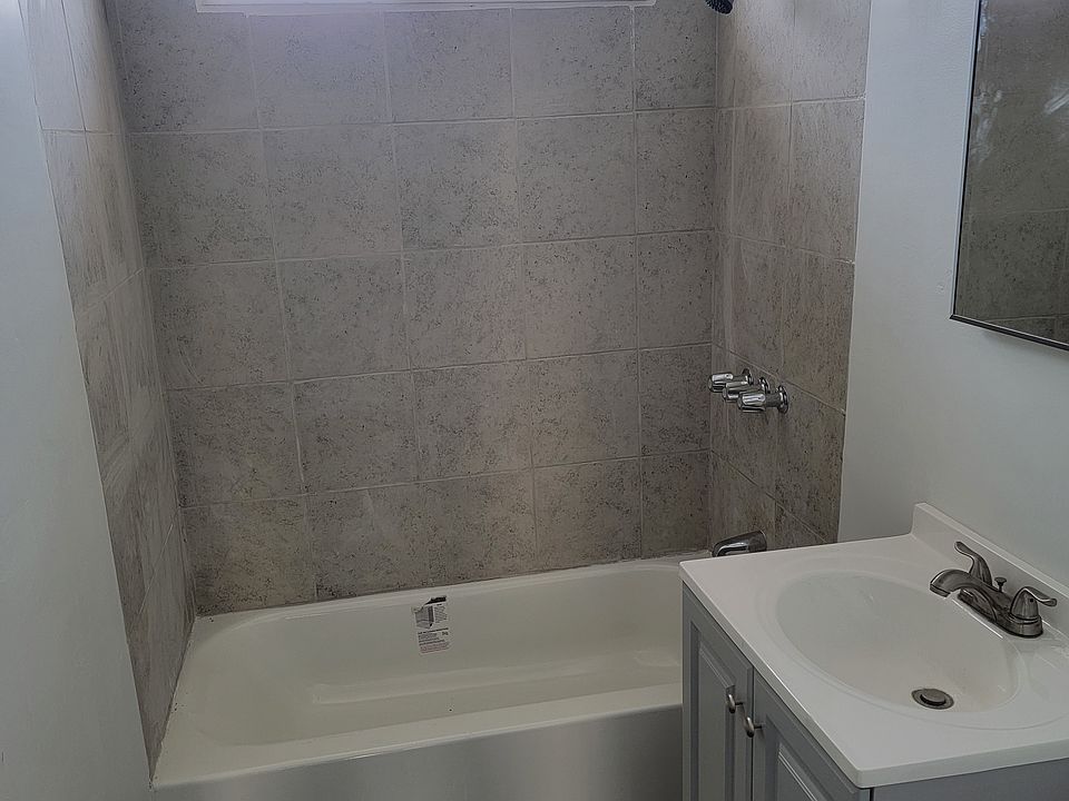 2nd image of 3233 Drew St #5/8