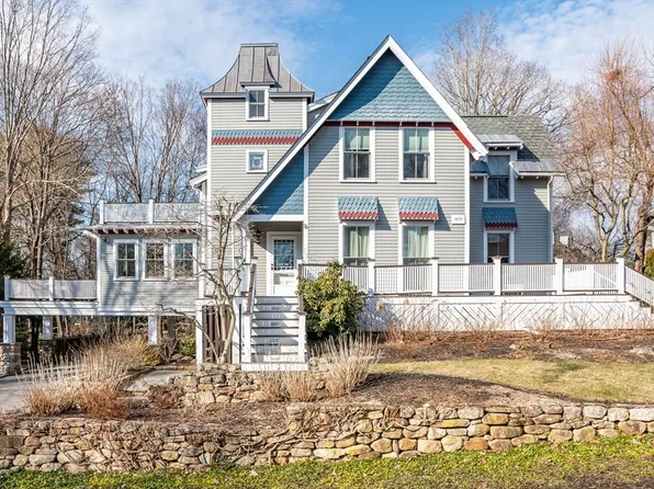 76 Crest Rd, Wellesley, MA 02482