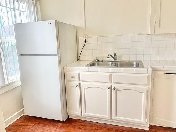 5th image of 565 N Heliotrope Dr #106