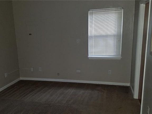 4th image of 2408 Greenwood Dr