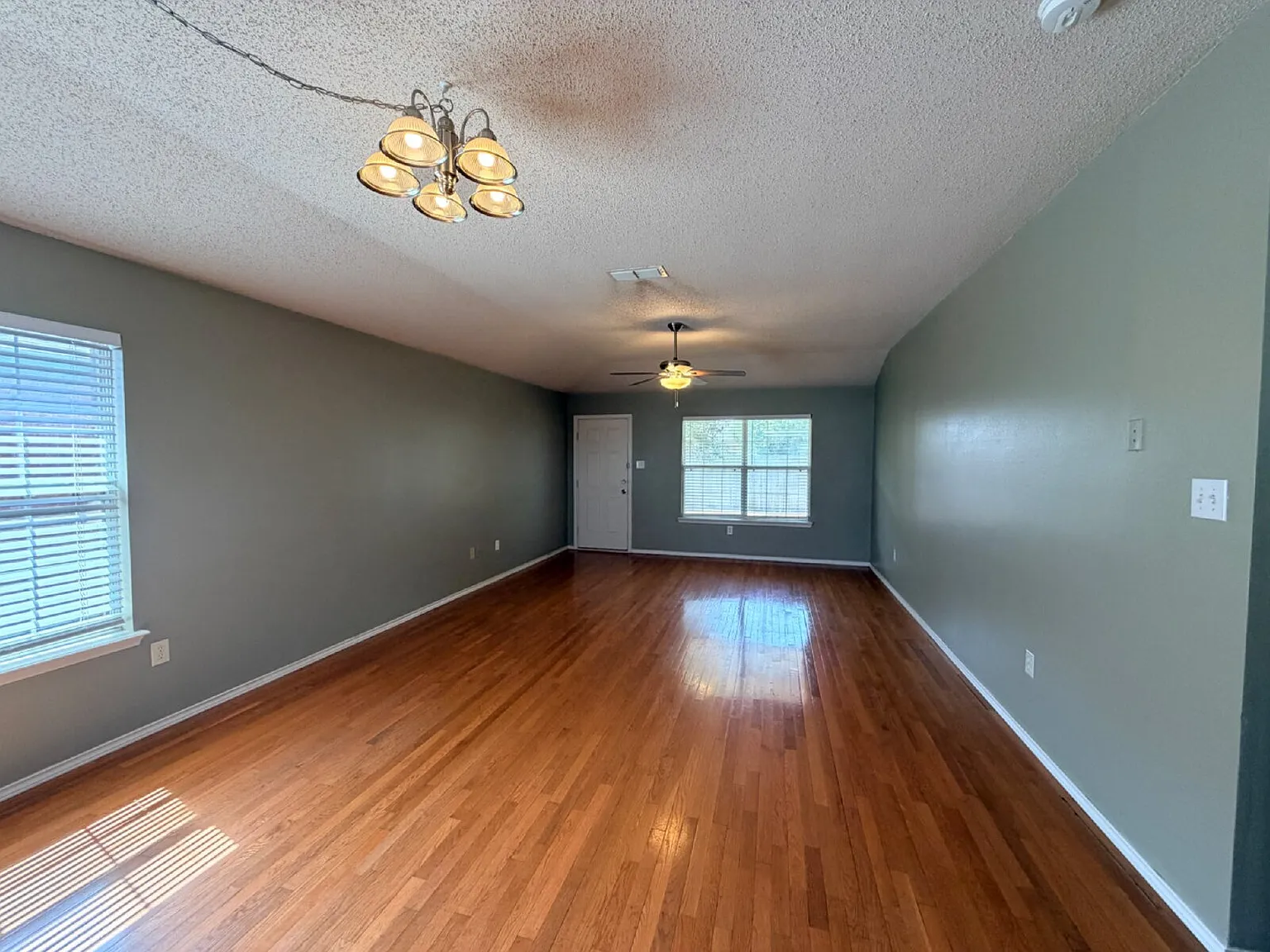 3 bed, 2.0 bath, 1315 sqft, $1,425 — Photo 3