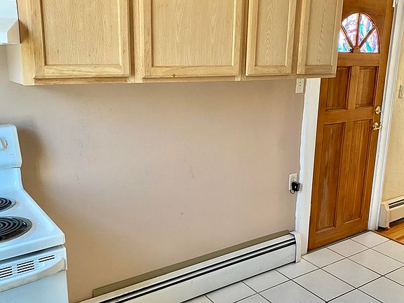 3rd image of 693 Schuyler Ave #2