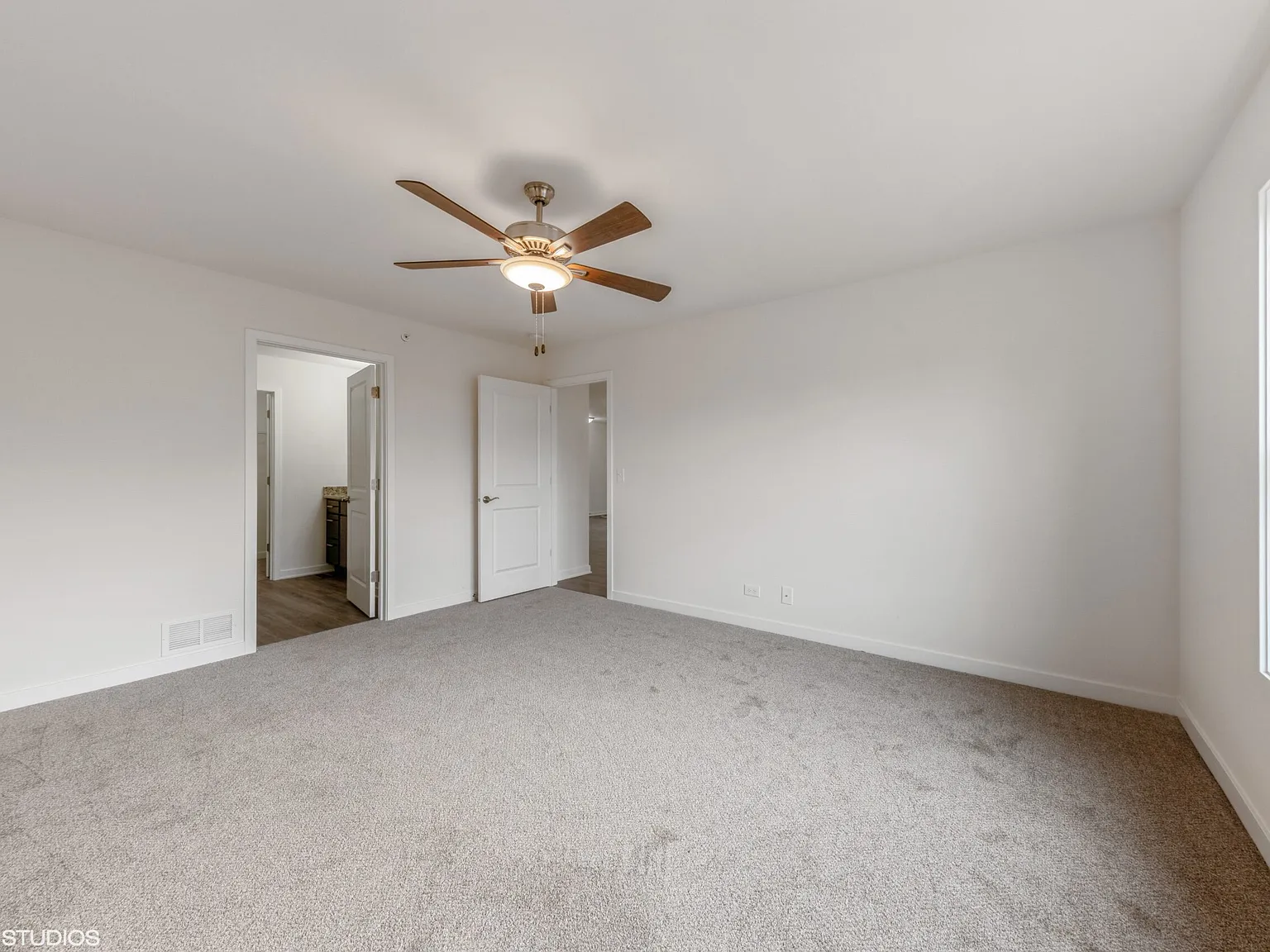 3 bed, 2.5 bath, 2600 sqft, $4,000 — Photo 2