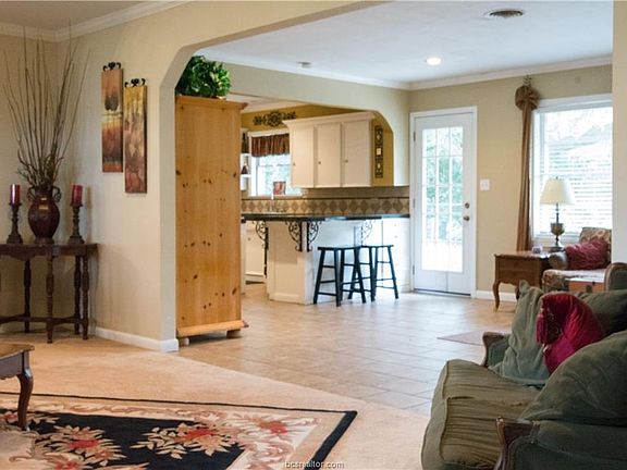 3rd image of 406 Croom Dr