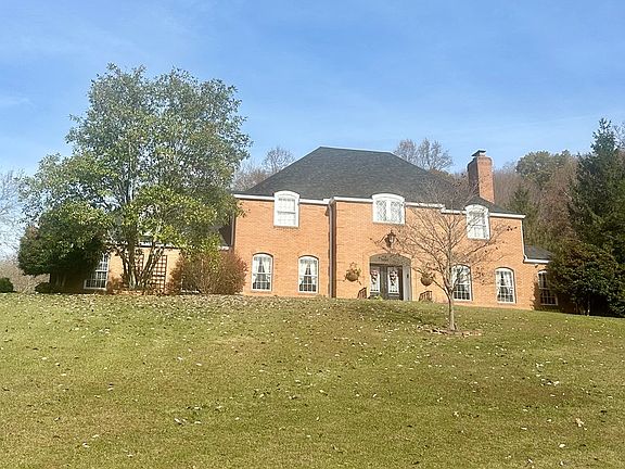 3rd image of 3009 Camelot Dr