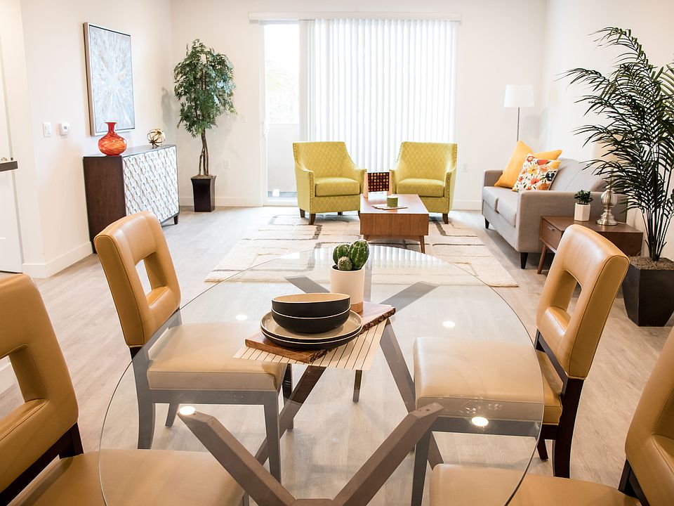 2 Bed 2 Bath + Alcove (Den)